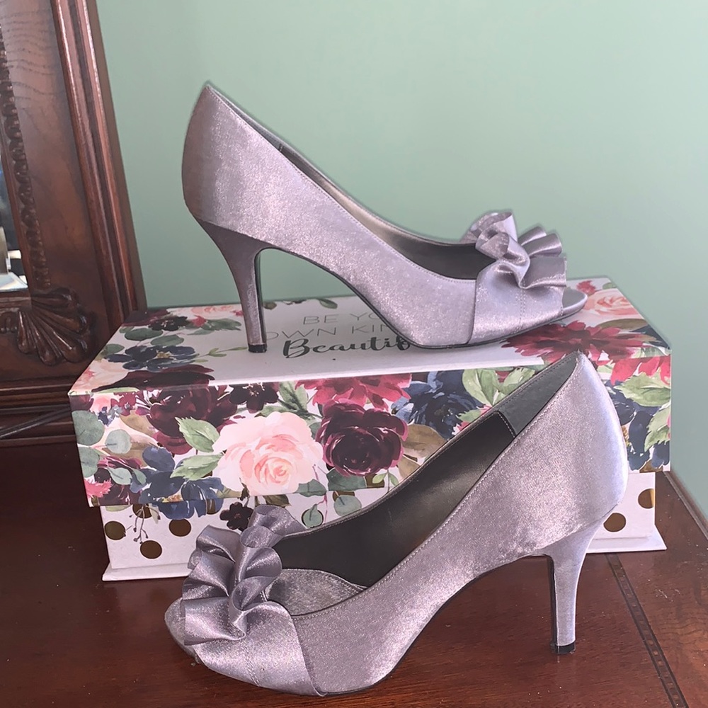 The Touch of Nina Evening Shoes, Size 6, Silver